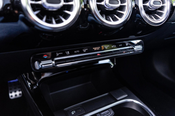 Mercedes-Benz A-Klasse 250 e AMG Pano / Camera / Ambi
