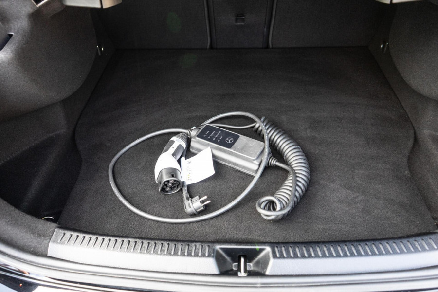 Mercedes-Benz A-Klasse 250 e AMG Pano / Camera / Ambi
