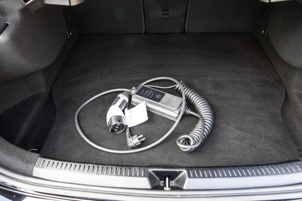 Mercedes-Benz A-Klasse 250 e AMG Pano / Camera / Ambi