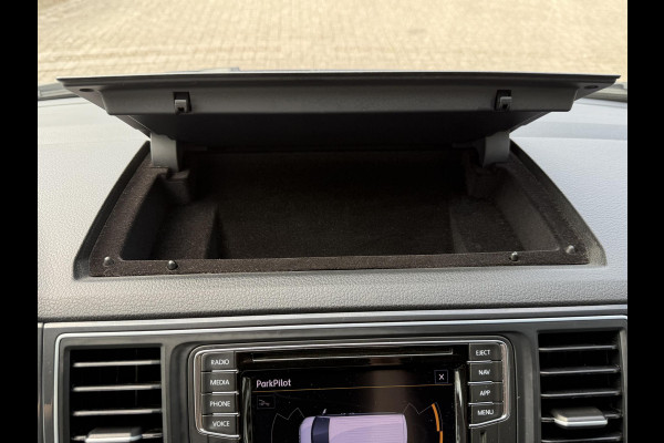 Volkswagen Transporter 2.0 TDI L2H1 Highline | AUTOMAAT | TREKHAAK | ACHTERUITRIJCAMERA |CLIMATE CONTROL | NAVIGATIE SYSTEEM |