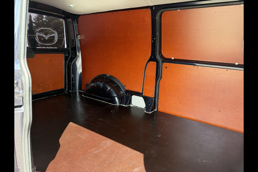 Volkswagen Transporter 2.0 TDI L2H1 Highline | AUTOMAAT | TREKHAAK | ACHTERUITRIJCAMERA |CLIMATE CONTROL | NAVIGATIE SYSTEEM |