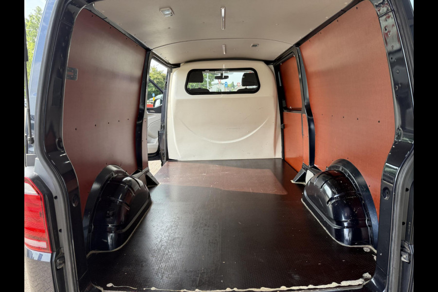 Volkswagen Transporter 2.0 TDI L2H1 Highline | AUTOMAAT | TREKHAAK | ACHTERUITRIJCAMERA |CLIMATE CONTROL | NAVIGATIE SYSTEEM |