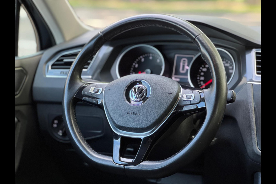 Volkswagen Tiguan 1.4 TSI ACT Aut Lane ass Volledig onderhouden Navi Apple CarPlay Stoel vw Nieuwe APK Perfecte conditie