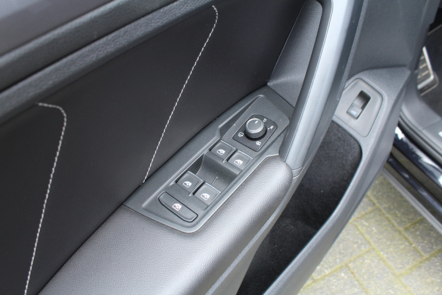 Volkswagen Tiguan 1.5 TSI 150pk ACT DSG7 R-Line NL-Auto NAP Panoramadak Clima Cruise Navi Leder Keyless Trekhaak 1300kg