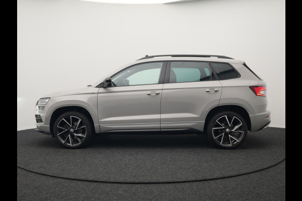 Škoda Karoq 1.5 TSI ACT Sportline 150pk DSG Dealer O.H | Panodak | Trekhaak af Fabriek | Adaptive Cruise | RS Sportstoelen Verwarmd | Camera | 19"L.M | Apple Carplay | Virtual | Keyless |