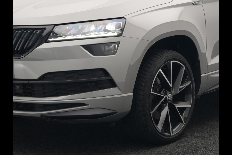 Škoda Karoq 1.5 TSI ACT Sportline 150pk DSG Dealer O.H | Panodak | Trekhaak af Fabriek | Adaptive Cruise | RS Sportstoelen Verwarmd | Camera | 19"L.M | Apple Carplay | Virtual | Keyless |