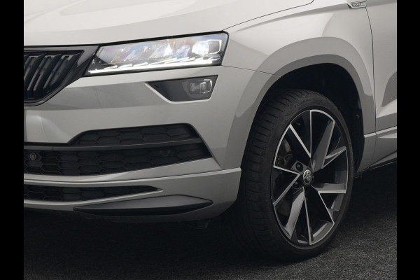 Škoda Karoq 1.5 TSI ACT Sportline 150pk DSG Dealer O.H | Panodak | Trekhaak af Fabriek | Adaptive Cruise | RS Sportstoelen Verwarmd | Camera | 19"L.M | Apple Carplay | Virtual | Keyless |