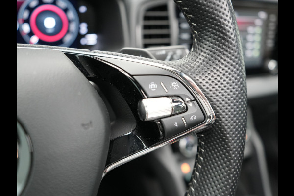 Škoda Karoq 1.5 TSI ACT Sportline 150pk DSG Dealer O.H | Panodak | Trekhaak af Fabriek | Adaptive Cruise | RS Sportstoelen Verwarmd | Camera | 19"L.M | Apple Carplay | Virtual | Keyless |