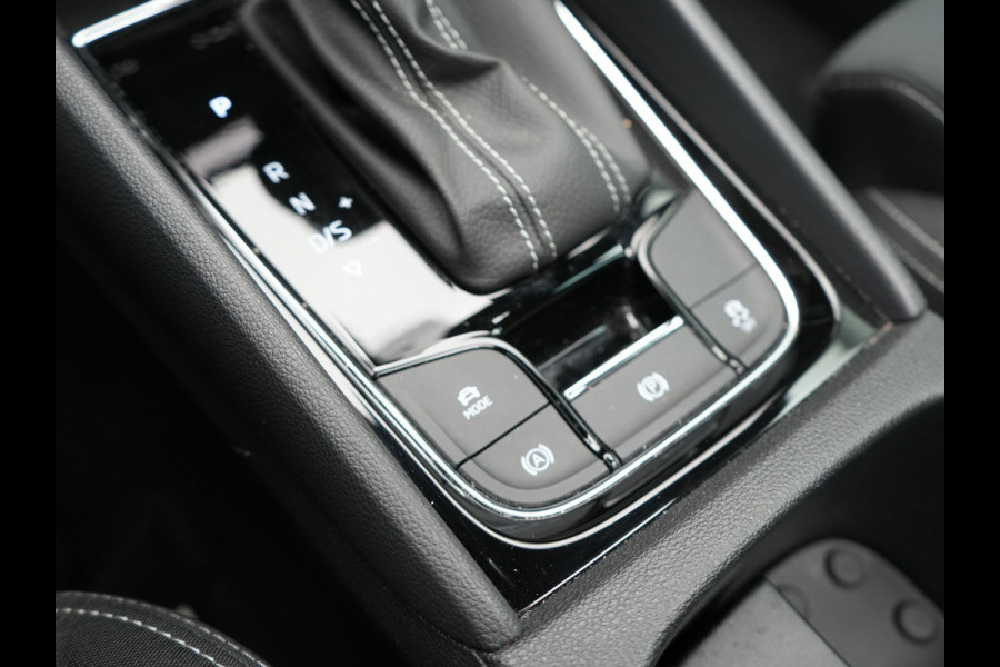Škoda Karoq 1.5 TSI ACT Sportline 150pk DSG Dealer O.H | Panodak | Trekhaak af Fabriek | Adaptive Cruise | RS Sportstoelen Verwarmd | Camera | 19"L.M | Apple Carplay | Virtual | Keyless |