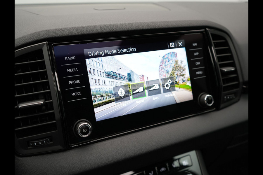 Škoda Karoq 1.5 TSI ACT Sportline 150pk DSG Dealer O.H | Panodak | Trekhaak af Fabriek | Adaptive Cruise | RS Sportstoelen Verwarmd | Camera | 19"L.M | Apple Carplay | Virtual | Keyless |