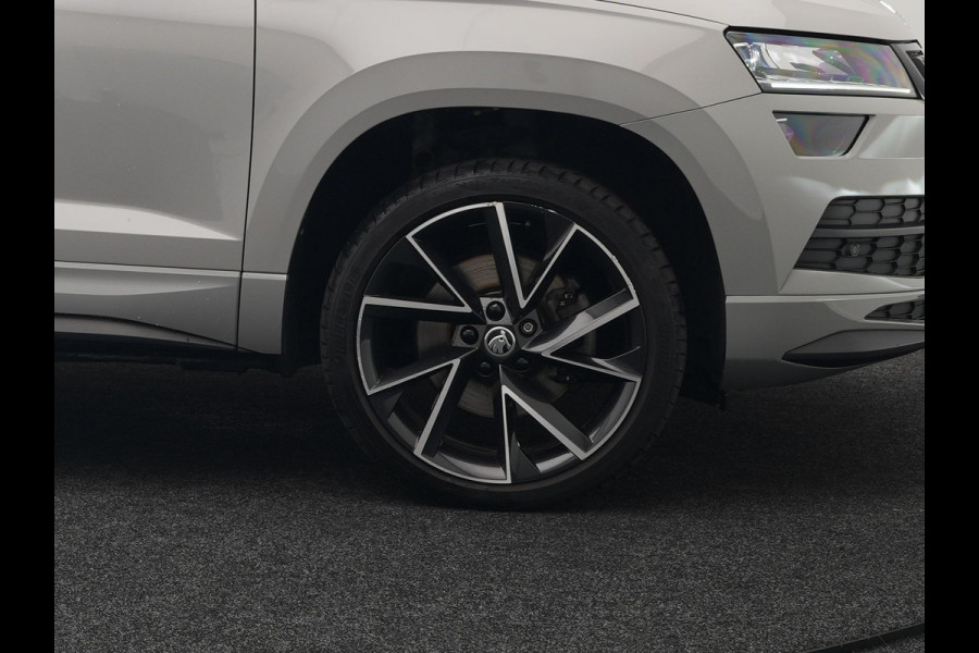 Škoda Karoq 1.5 TSI ACT Sportline 150pk DSG Dealer O.H | Panodak | Trekhaak af Fabriek | Adaptive Cruise | RS Sportstoelen Verwarmd | Camera | 19"L.M | Apple Carplay | Virtual | Keyless |