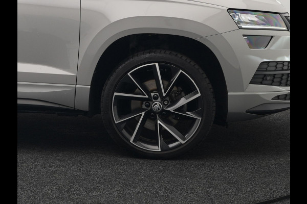 Škoda Karoq 1.5 TSI ACT Sportline 150pk DSG Dealer O.H | Panodak | Trekhaak af Fabriek | Adaptive Cruise | RS Sportstoelen Verwarmd | Camera | 19"L.M | Apple Carplay | Virtual | Keyless |