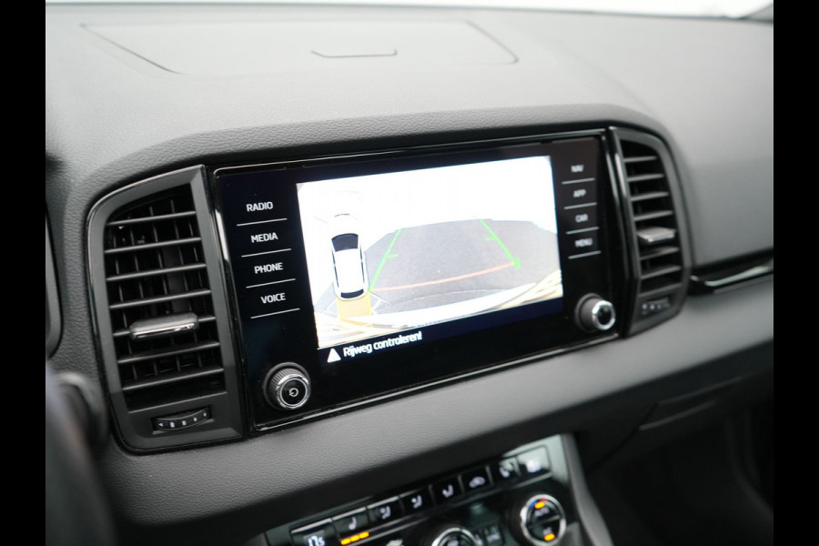 Škoda Karoq 1.5 TSI ACT Sportline 150pk DSG Dealer O.H | Panodak | Trekhaak af Fabriek | Adaptive Cruise | RS Sportstoelen Verwarmd | Camera | 19"L.M | Apple Carplay | Virtual | Keyless |