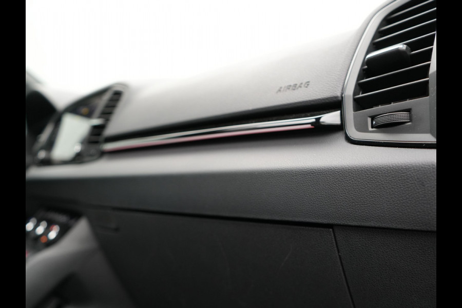 Škoda Karoq 1.5 TSI ACT Sportline 150pk DSG Dealer O.H | Panodak | Trekhaak af Fabriek | Adaptive Cruise | RS Sportstoelen Verwarmd | Camera | 19"L.M | Apple Carplay | Virtual | Keyless |