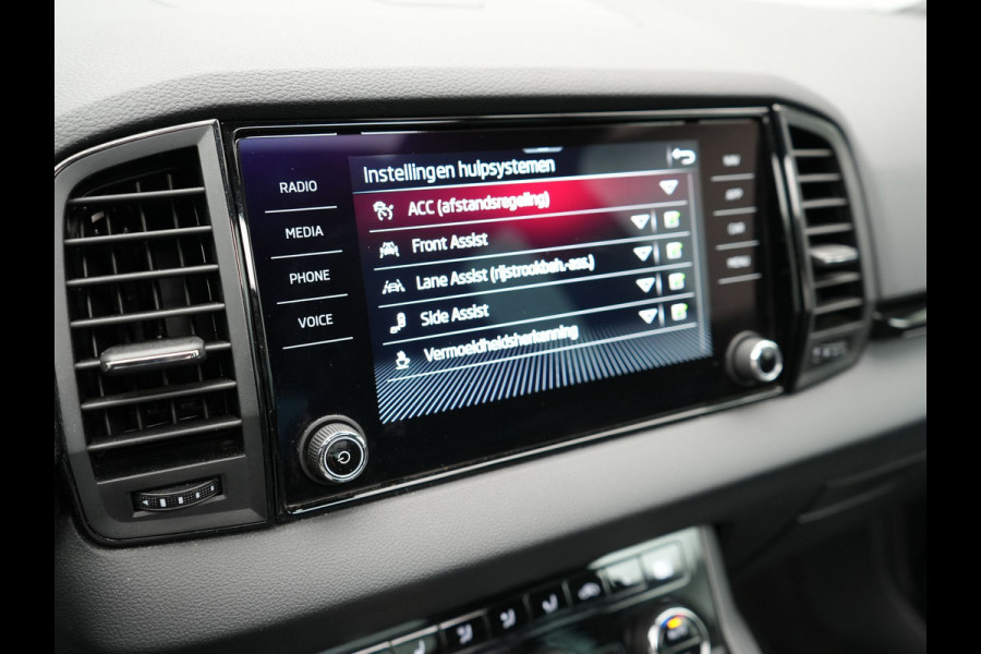 Škoda Karoq 1.5 TSI ACT Sportline 150pk DSG Dealer O.H | Panodak | Trekhaak af Fabriek | Adaptive Cruise | RS Sportstoelen Verwarmd | Camera | 19"L.M | Apple Carplay | Virtual | Keyless |