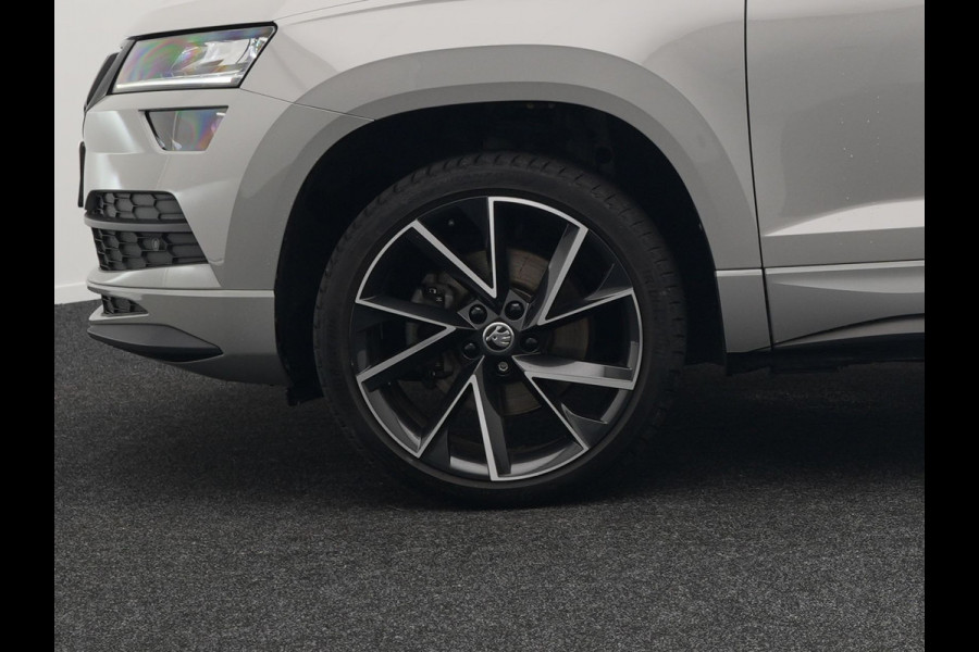 Škoda Karoq 1.5 TSI ACT Sportline 150pk DSG Dealer O.H | Panodak | Trekhaak af Fabriek | Adaptive Cruise | RS Sportstoelen Verwarmd | Camera | 19"L.M | Apple Carplay | Virtual | Keyless |