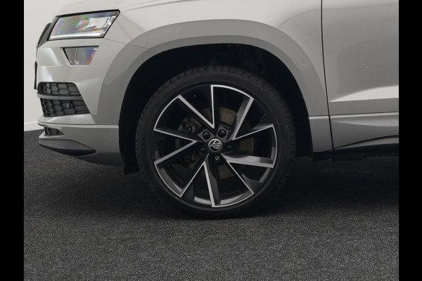 Škoda Karoq 1.5 TSI ACT Sportline 150pk DSG Dealer O.H | Panodak | Trekhaak af Fabriek | Adaptive Cruise | RS Sportstoelen Verwarmd | Camera | 19"L.M | Apple Carplay | Virtual | Keyless |