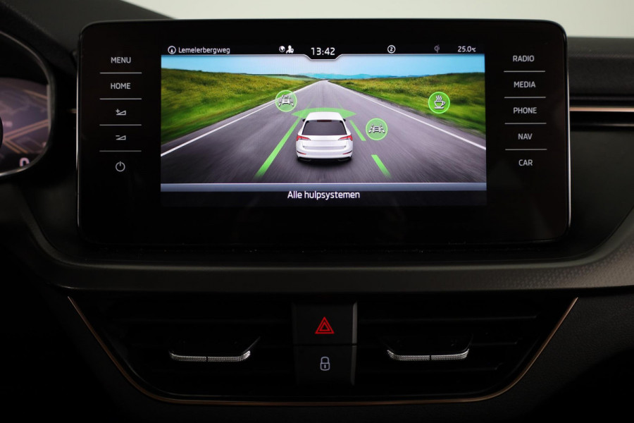Škoda SCALA 1.0 TSI Business Edition 110pk Automaat | Navigatie | Verwarmbare voorstoelen | Parkeersensoren voor en achter | Apple carplay - Android Auto