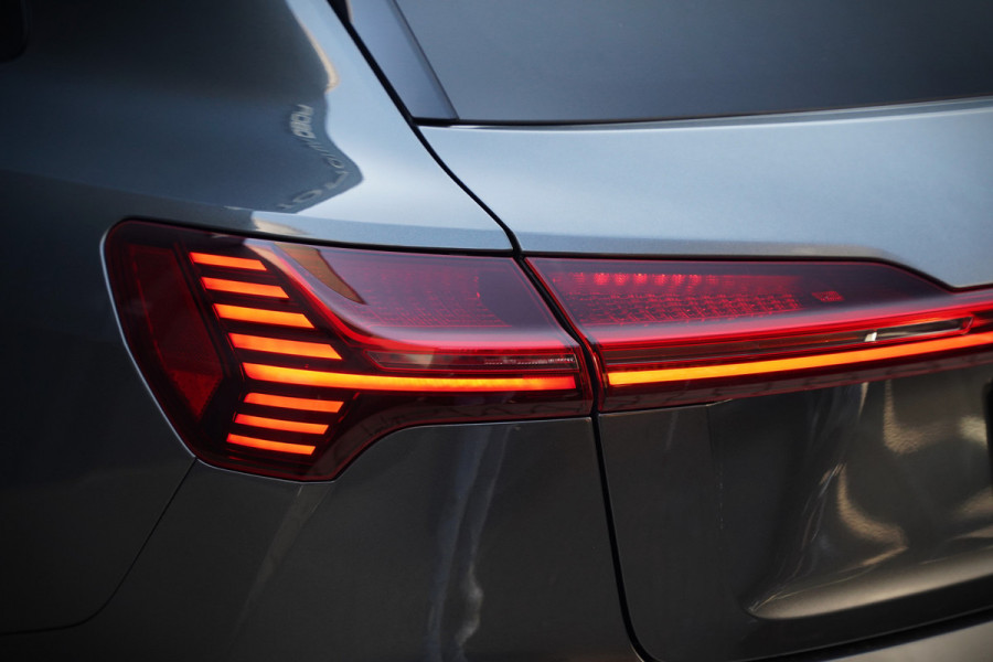 Audi e-tron 50 quattro S edition 71 kWh | S Line | Black Edition | Panoramadak | Memory Seats | Camera | Luchtvering | Adaptive Cruise Control | Keyless | Matrix LED | Leder | Stoelverwarming | NAP | BTW