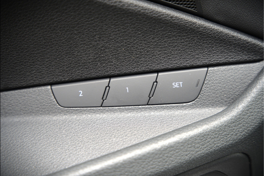 Audi e-tron 50 quattro S edition 71 kWh | S Line | Black Edition | Panoramadak | Memory Seats | Camera | Luchtvering | Adaptive Cruise Control | Keyless | Matrix LED | Leder | Stoelverwarming | NAP | BTW