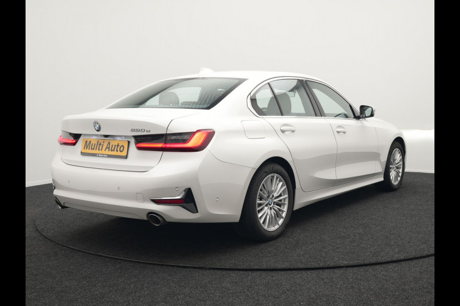 BMW 3-serie 330e Luxury Line Plug In Hybrid 293pk PHEV | Trekhaak af Fabriek | Lederen Memory Stoelen Verwarmd | Camera | Apple Carplay | Keyless | Virtual | Sfeerverlichting | DAB | Navi Full Map |