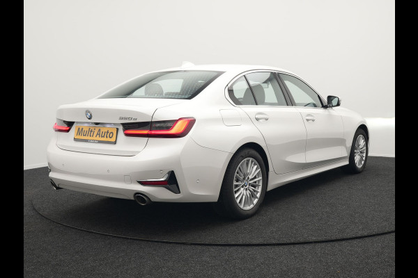 BMW 3-serie 330e Luxury Line Plug In Hybrid 293pk PHEV | Trekhaak af Fabriek | Lederen Memory Stoelen Verwarmd | Camera | Apple Carplay | Keyless | Virtual | Sfeerverlichting | DAB | Navi Full Map |