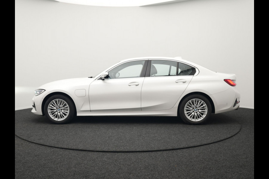 BMW 3-serie 330e Luxury Line Plug In Hybrid 293pk PHEV | Trekhaak af Fabriek | Lederen Memory Stoelen Verwarmd | Camera | Apple Carplay | Keyless | Virtual | Sfeerverlichting | DAB | Navi Full Map |