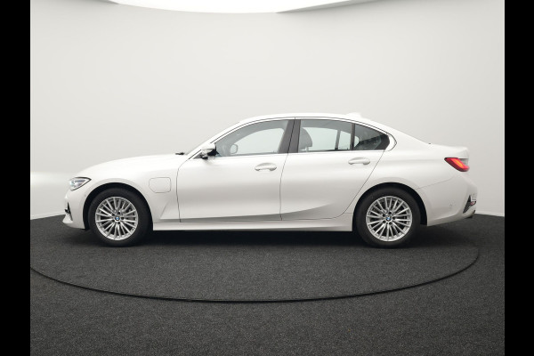 BMW 3-serie 330e Luxury Line Plug In Hybrid 293pk PHEV | Trekhaak af Fabriek | Lederen Memory Stoelen Verwarmd | Camera | Apple Carplay | Keyless | Virtual | Sfeerverlichting | DAB | Navi Full Map |