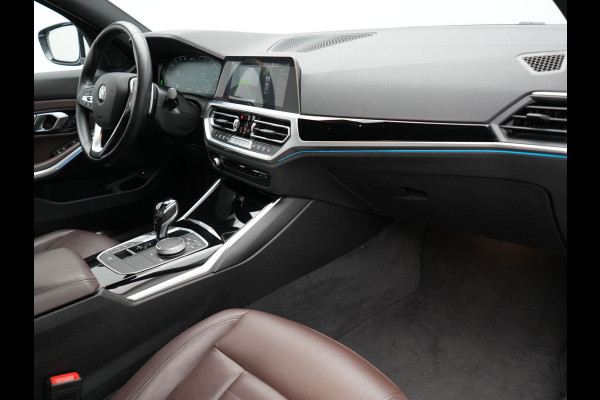 BMW 3-serie 330e Luxury Line Plug In Hybrid 293pk PHEV | Trekhaak af Fabriek | Lederen Memory Stoelen Verwarmd | Camera | Apple Carplay | Keyless | Virtual | Sfeerverlichting | DAB | Navi Full Map |