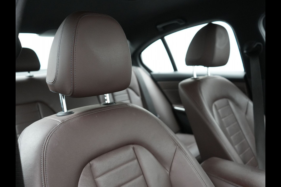 BMW 3-serie 330e Luxury Line Plug In Hybrid 293pk PHEV | Trekhaak af Fabriek | Lederen Memory Stoelen Verwarmd | Camera | Apple Carplay | Keyless | Virtual | Sfeerverlichting | DAB | Navi Full Map |