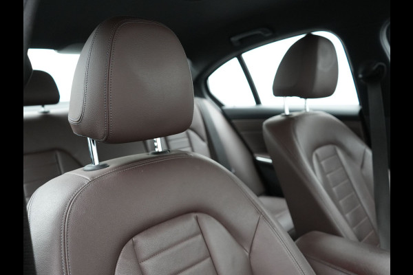 BMW 3-serie 330e Luxury Line Plug In Hybrid 293pk PHEV | Trekhaak af Fabriek | Lederen Memory Stoelen Verwarmd | Camera | Apple Carplay | Keyless | Virtual | Sfeerverlichting | DAB | Navi Full Map |