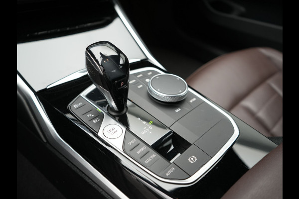 BMW 3-serie 330e Luxury Line Plug In Hybrid 293pk PHEV | Trekhaak af Fabriek | Lederen Memory Stoelen Verwarmd | Camera | Apple Carplay | Keyless | Virtual | Sfeerverlichting | DAB | Navi Full Map |
