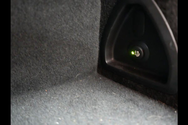 BMW 3-serie 330e Luxury Line Plug In Hybrid 293pk PHEV | Trekhaak af Fabriek | Lederen Memory Stoelen Verwarmd | Camera | Apple Carplay | Keyless | Virtual | Sfeerverlichting | DAB | Navi Full Map |
