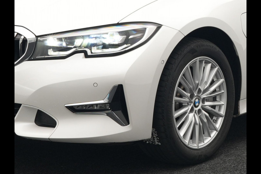 BMW 3-serie 330e Luxury Line Plug In Hybrid 293pk PHEV | Trekhaak af Fabriek | Lederen Memory Stoelen Verwarmd | Camera | Apple Carplay | Keyless | Virtual | Sfeerverlichting | DAB | Navi Full Map |