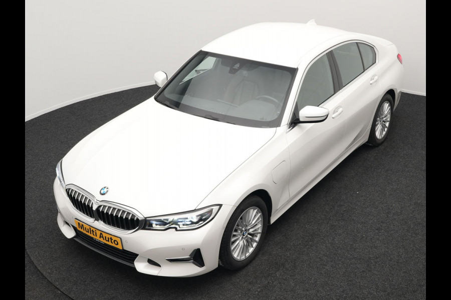 BMW 3-serie 330e Luxury Line Plug In Hybrid 293pk PHEV | Trekhaak af Fabriek | Lederen Memory Stoelen Verwarmd | Camera | Apple Carplay | Keyless | Virtual | Sfeerverlichting | DAB | Navi Full Map |