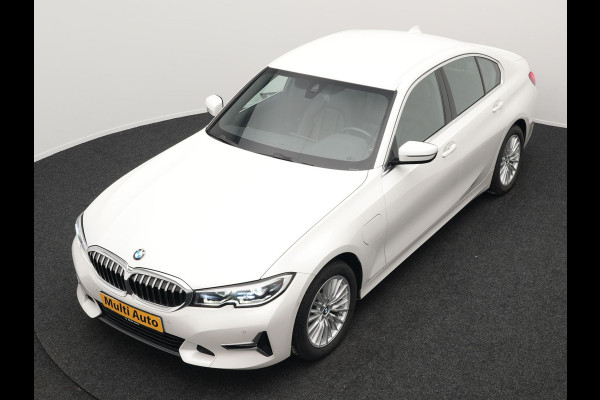 BMW 3-serie 330e Luxury Line Plug In Hybrid 293pk PHEV | Trekhaak af Fabriek | Lederen Memory Stoelen Verwarmd | Camera | Apple Carplay | Keyless | Virtual | Sfeerverlichting | DAB | Navi Full Map |