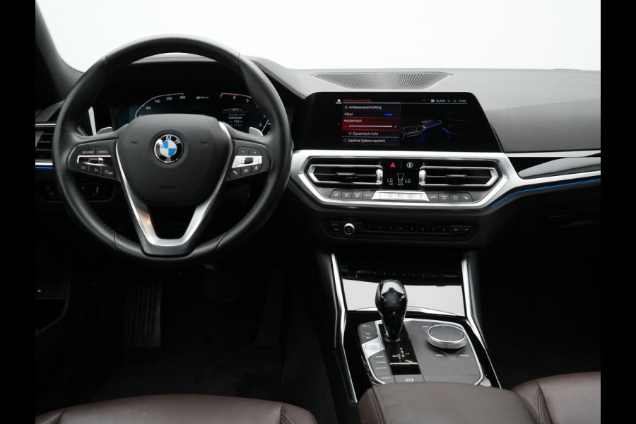 BMW 3-serie 330e Luxury Line Plug In Hybrid 293pk PHEV | Trekhaak af Fabriek | Lederen Memory Stoelen Verwarmd | Camera | Apple Carplay | Keyless | Virtual | Sfeerverlichting | DAB | Navi Full Map |