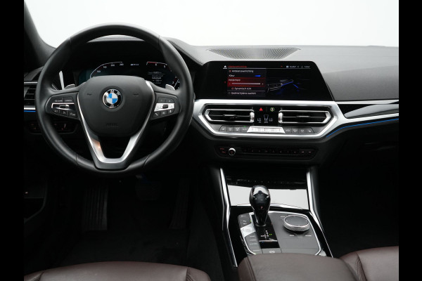 BMW 3-serie 330e Luxury Line Plug In Hybrid 293pk PHEV | Trekhaak af Fabriek | Lederen Memory Stoelen Verwarmd | Camera | Apple Carplay | Keyless | Virtual | Sfeerverlichting | DAB | Navi Full Map |