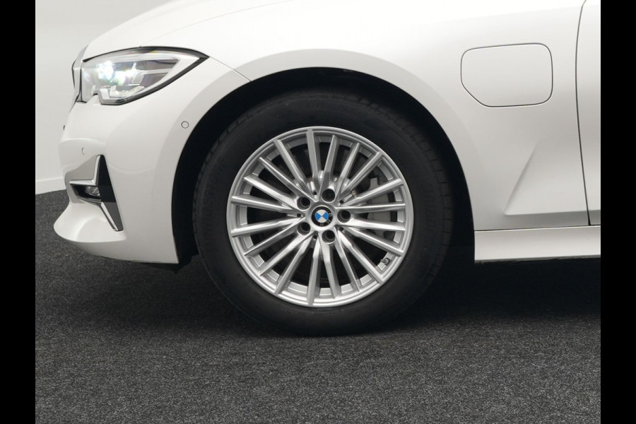 BMW 3-serie 330e Luxury Line Plug In Hybrid 293pk PHEV | Trekhaak af Fabriek | Lederen Memory Stoelen Verwarmd | Camera | Apple Carplay | Keyless | Virtual | Sfeerverlichting | DAB | Navi Full Map |