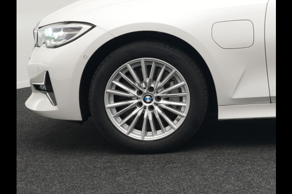 BMW 3-serie 330e Luxury Line Plug In Hybrid 293pk PHEV | Trekhaak af Fabriek | Lederen Memory Stoelen Verwarmd | Camera | Apple Carplay | Keyless | Virtual | Sfeerverlichting | DAB | Navi Full Map |