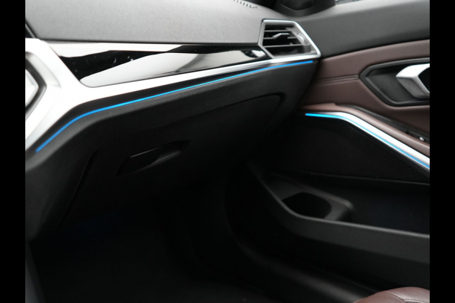 BMW 3-serie 330e Luxury Line Plug In Hybrid 293pk PHEV | Trekhaak af Fabriek | Lederen Memory Stoelen Verwarmd | Camera | Apple Carplay | Keyless | Virtual | Sfeerverlichting | DAB | Navi Full Map |