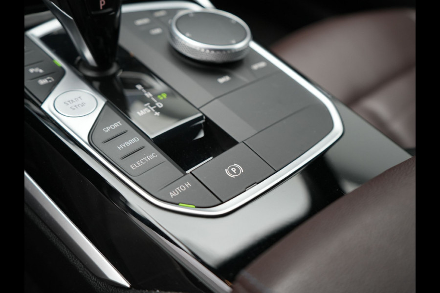 BMW 3-serie 330e Luxury Line Plug In Hybrid 293pk PHEV | Trekhaak af Fabriek | Lederen Memory Stoelen Verwarmd | Camera | Apple Carplay | Keyless | Virtual | Sfeerverlichting | DAB | Navi Full Map |