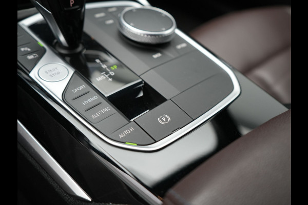BMW 3-serie 330e Luxury Line Plug In Hybrid 293pk PHEV | Trekhaak af Fabriek | Lederen Memory Stoelen Verwarmd | Camera | Apple Carplay | Keyless | Virtual | Sfeerverlichting | DAB | Navi Full Map |