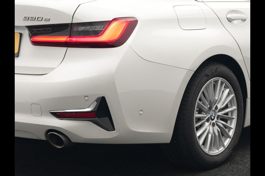 BMW 3-serie 330e Luxury Line Plug In Hybrid 293pk PHEV | Trekhaak af Fabriek | Lederen Memory Stoelen Verwarmd | Camera | Apple Carplay | Keyless | Virtual | Sfeerverlichting | DAB | Navi Full Map |