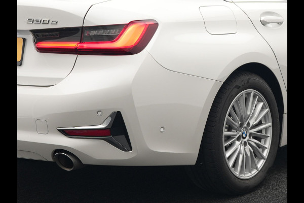 BMW 3-serie 330e Luxury Line Plug In Hybrid 293pk PHEV | Trekhaak af Fabriek | Lederen Memory Stoelen Verwarmd | Camera | Apple Carplay | Keyless | Virtual | Sfeerverlichting | DAB | Navi Full Map |