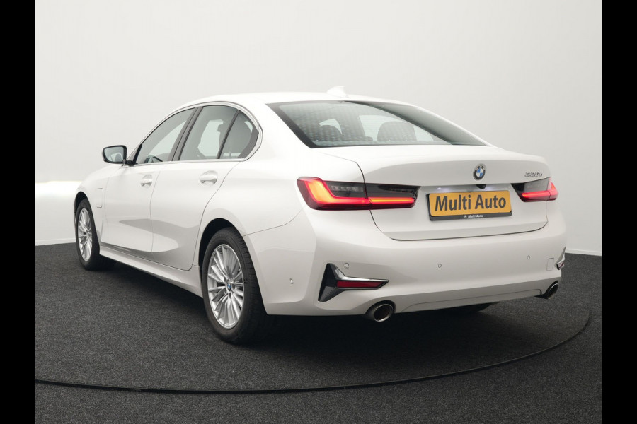 BMW 3-serie 330e Luxury Line Plug In Hybrid 293pk PHEV | Trekhaak af Fabriek | Lederen Memory Stoelen Verwarmd | Camera | Apple Carplay | Keyless | Virtual | Sfeerverlichting | DAB | Navi Full Map |