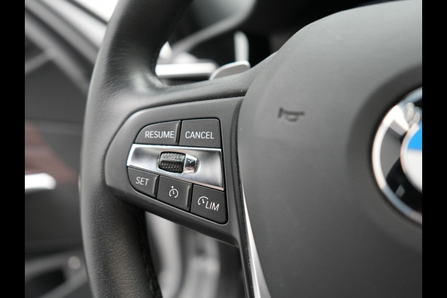 BMW 3-serie 330e Luxury Line Plug In Hybrid 293pk PHEV | Trekhaak af Fabriek | Lederen Memory Stoelen Verwarmd | Camera | Apple Carplay | Keyless | Virtual | Sfeerverlichting | DAB | Navi Full Map |
