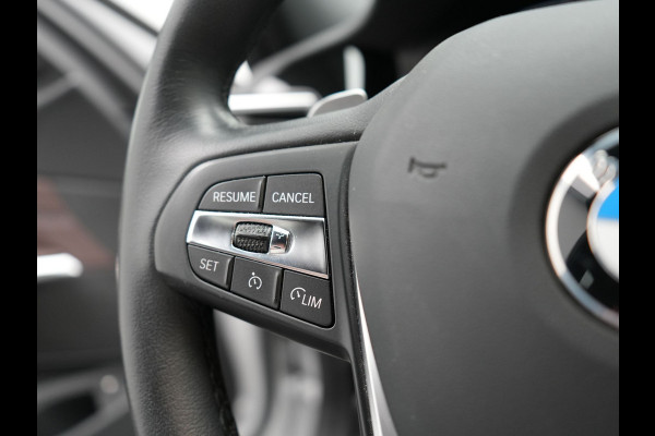 BMW 3-serie 330e Luxury Line Plug In Hybrid 293pk PHEV | Trekhaak af Fabriek | Lederen Memory Stoelen Verwarmd | Camera | Apple Carplay | Keyless | Virtual | Sfeerverlichting | DAB | Navi Full Map |