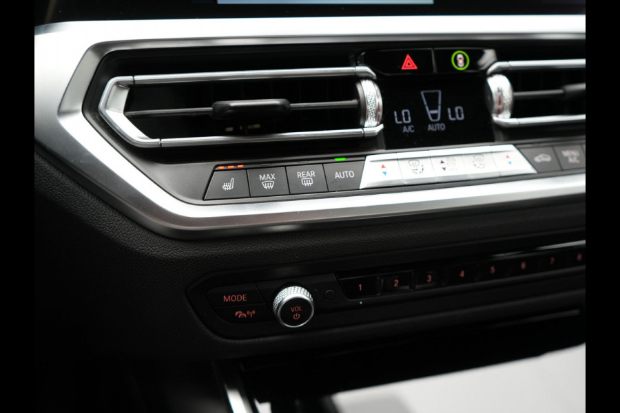 BMW 3-serie 330e Luxury Line Plug In Hybrid 293pk PHEV | Trekhaak af Fabriek | Lederen Memory Stoelen Verwarmd | Camera | Apple Carplay | Keyless | Virtual | Sfeerverlichting | DAB | Navi Full Map |
