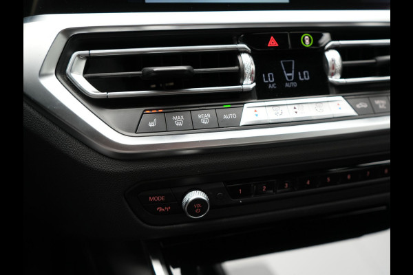 BMW 3-serie 330e Luxury Line Plug In Hybrid 293pk PHEV | Trekhaak af Fabriek | Lederen Memory Stoelen Verwarmd | Camera | Apple Carplay | Keyless | Virtual | Sfeerverlichting | DAB | Navi Full Map |